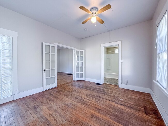 Building Photo - Short