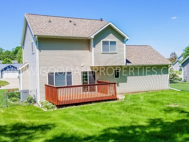 Building Photo - 2420 Pine Ct