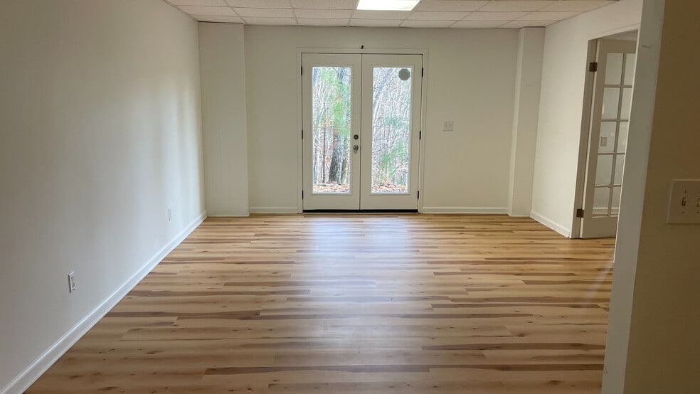 Building Photo - Room in House on Hillside Dr