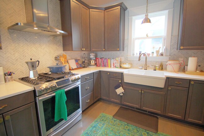 Building Photo - Charming 3 bedroom 2.5 bath home in incredible Durham location, with a massive fenced in yard!