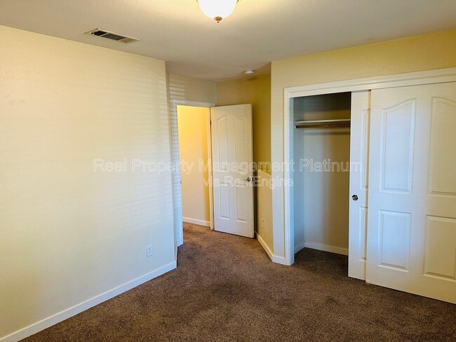 Building Photo - 2012 Riverview Dr