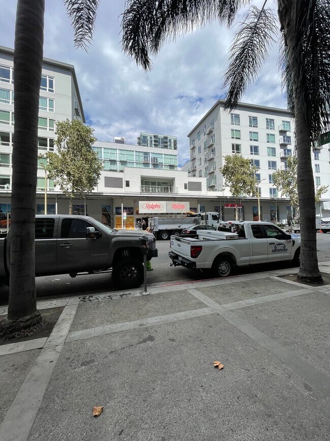 Building Photo - 600 W 9th St