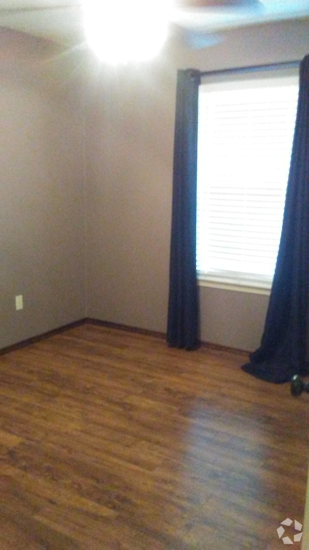 Building Photo - Beautiful 3 bed, 2 bath, 2 car garage home...