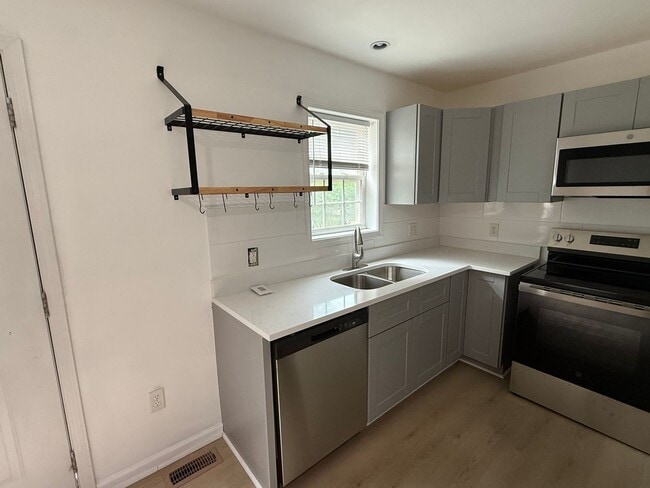 Building Photo - Newly Remodeled 3BR/1.5BA Duplex in Huntersville