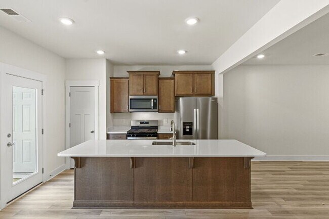 Building Photo - Charming 3-Bed Townhouse with Granite Touc...
