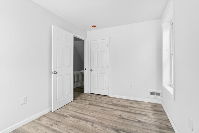 Building Photo - 398-400 N. Maple Ave