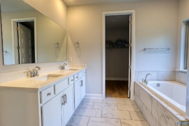 Building Photo - 110 Clift Crk Dr