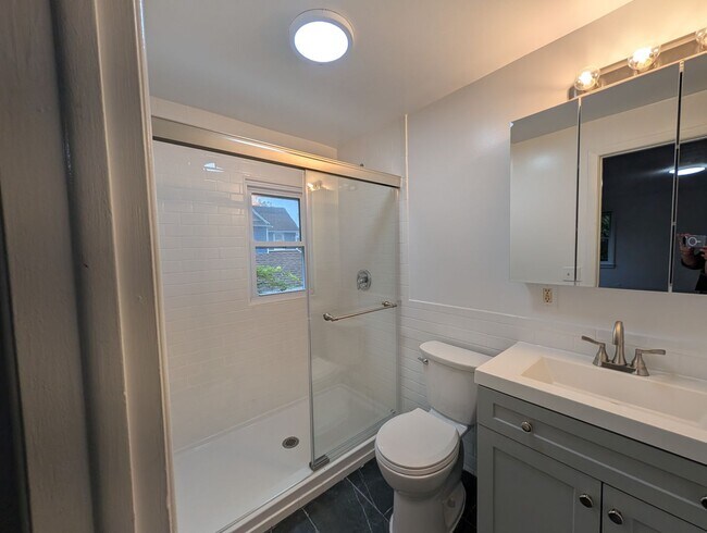 Building Photo - Stunning 3 bedroom 2 bathroom single famil...