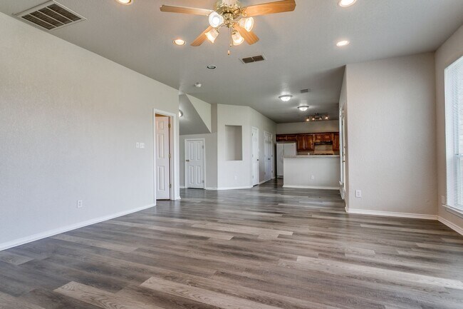 Building Photo - Welcome home to this spacious 4-bedroom, 2...