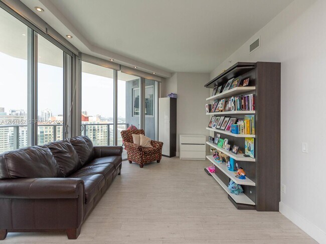 Building Photo - 1300 Brickell Bay Dr