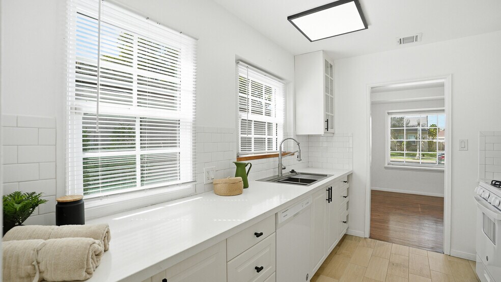 Building Photo - 3936 S Victoria Ave