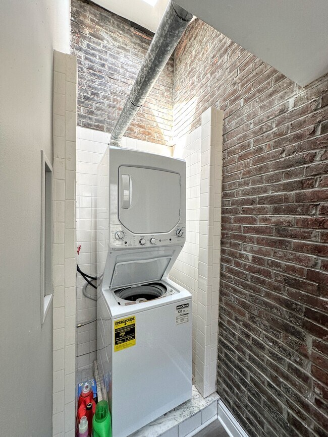 Building Photo - 2221 Jane St