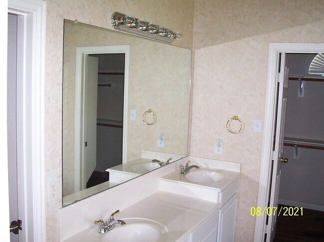 Building Photo - 7900 Brookmount St