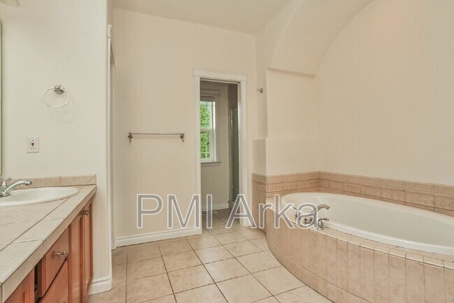 Building Photo - 3504 Buckingham Ct SE