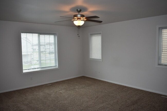 Building Photo - 3 bed 3 bath