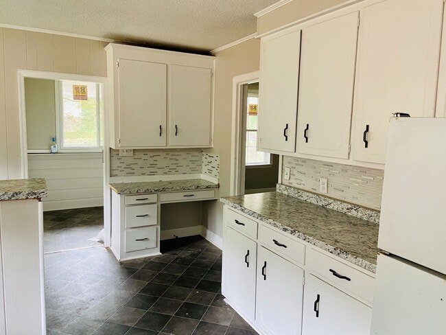 Building Photo - 4/2 home for rent! $1100