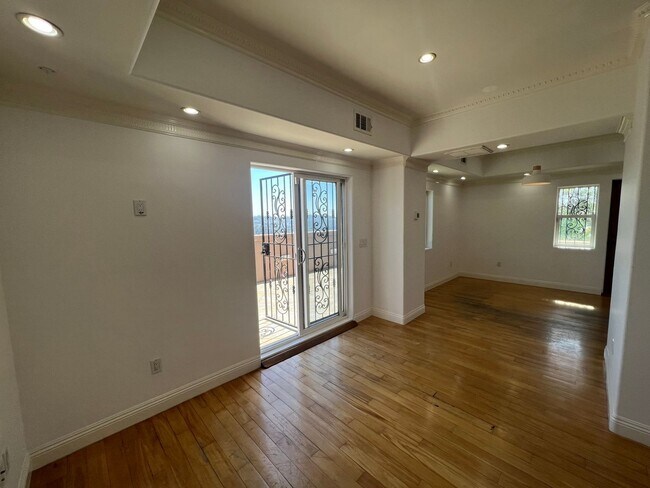 Building Photo - Beautiful Home in the Hills of Los Angeles