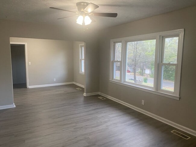 Building Photo - Move in Special!!!! 3/1 Home with bonus room!