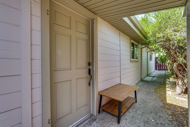 Building Photo - ADU One Bedroom Unit Available with Privat...