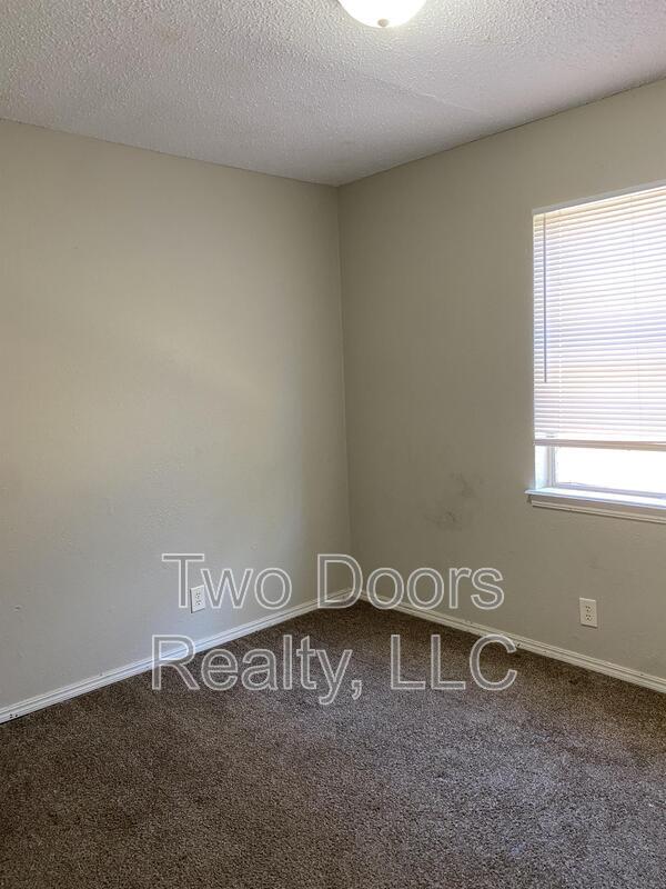 Building Photo - 429 E Hillcrest Ln