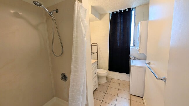 Building Photo - Centrally located 1 bed, 1 bath 2 parking, 2nd floor walkup in Makiki