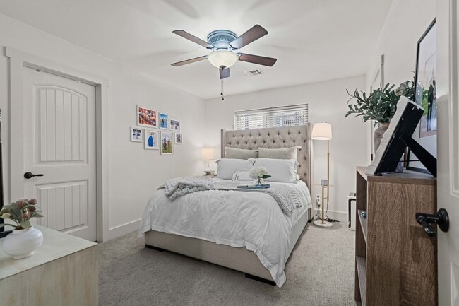 Building Photo - This luxurious townhouse on Cherry St.