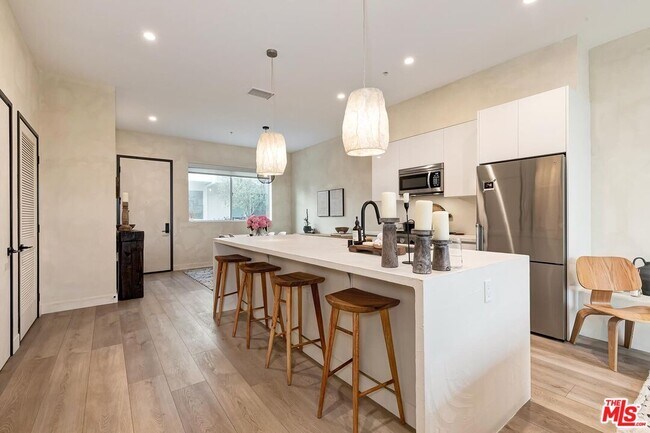 Building Photo - 957 Figueroa Terrace