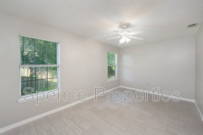 Building Photo - 440 Apple Dr