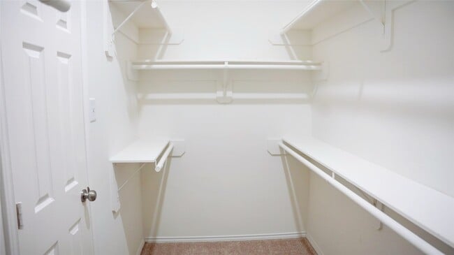 Building Photo - 3915 Summerfield Dr