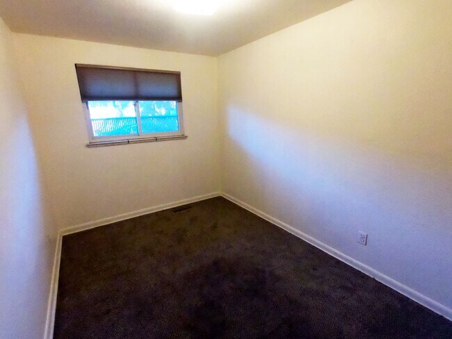 Building Photo - 2345-2347 Goss