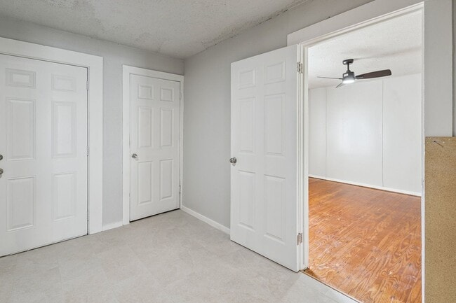 Building Photo - Beautifully renovated 2/1!