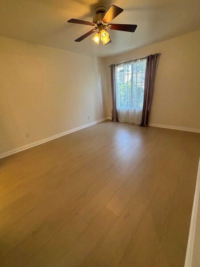 Building Photo - Amazing 1 Bedroom Condo at "The Met" Woodl...