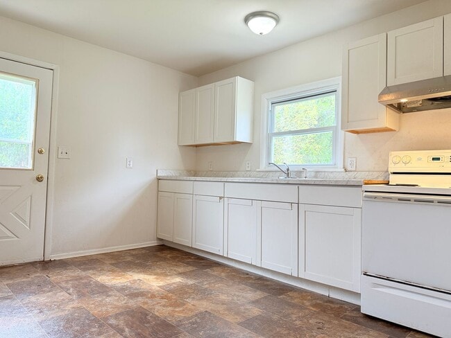 Building Photo - 2 bed, 1 bath Seaford Home with a Private Yard!