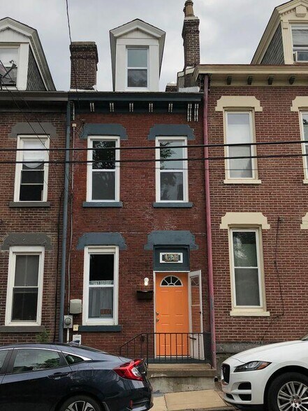 Building Photo - 185 1/2 Home St