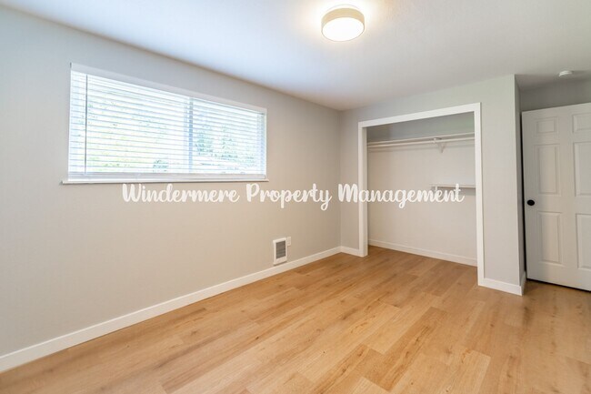 Building Photo - Charming and Bright 3 bed in Heart of Gig Harbor!