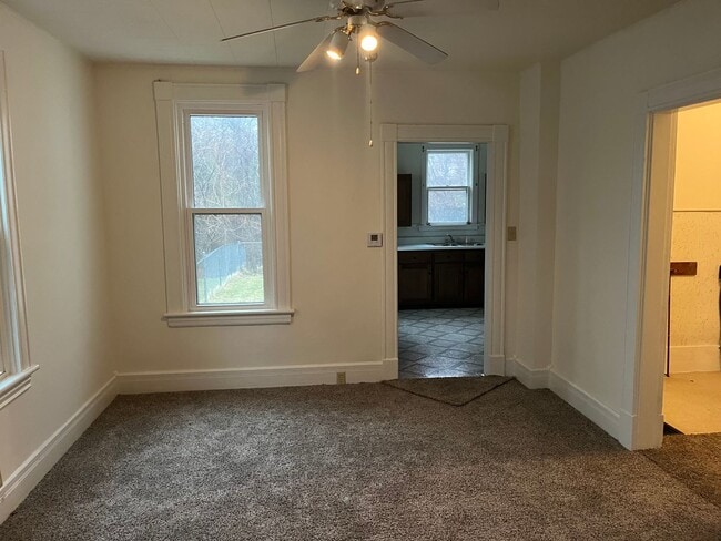 Building Photo - Large one bedroom house