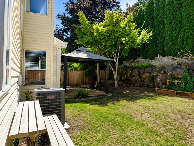 Building Photo - Beautiful 5 Bedroom Home!