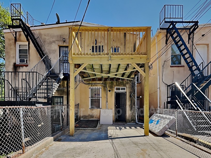 Building Photo - 702 Dolphin St