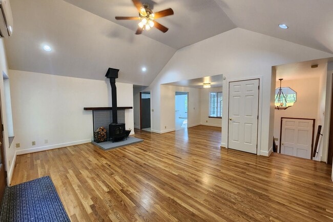 Building Photo - 8542 Battle Point Dr NE