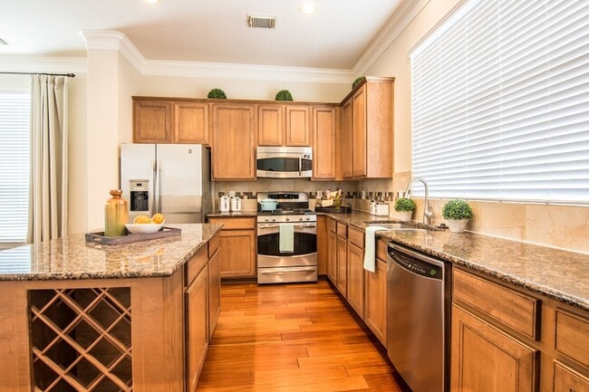 Building Photo - 3002 Clearview Cir