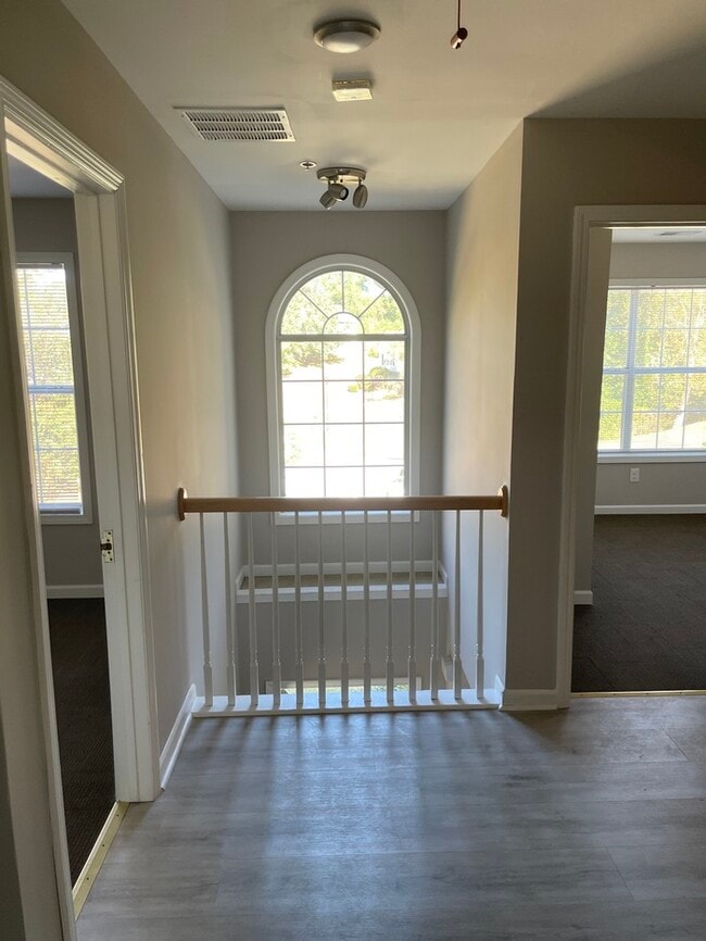 Building Photo - Great Location!