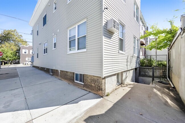Building Photo - 47 Carlton Ave