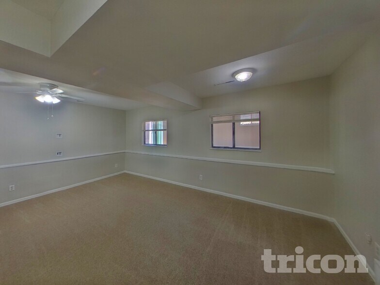 Building Photo - 3015 Moonbeam Cir N