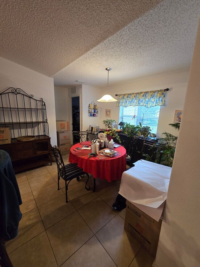 Building Photo - 4 bedrooms, 2 bathrooms, 2 car garage