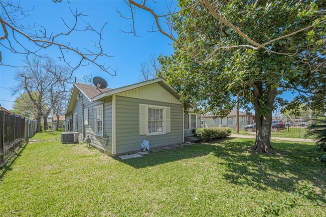 Building Photo - 418 E Witcher Ln