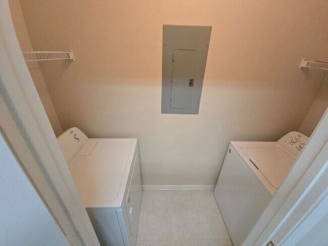 Building Photo - "Charming 1-Bedroom Condo Retreat in Tampa's Serene Villa View Circle"