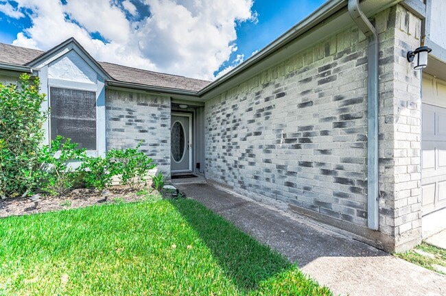 Building Photo - 8434 Quailcrest Dr