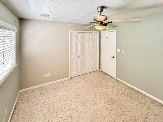 Building Photo - Spacious 3 BR/2 BA Duplex in Austell!