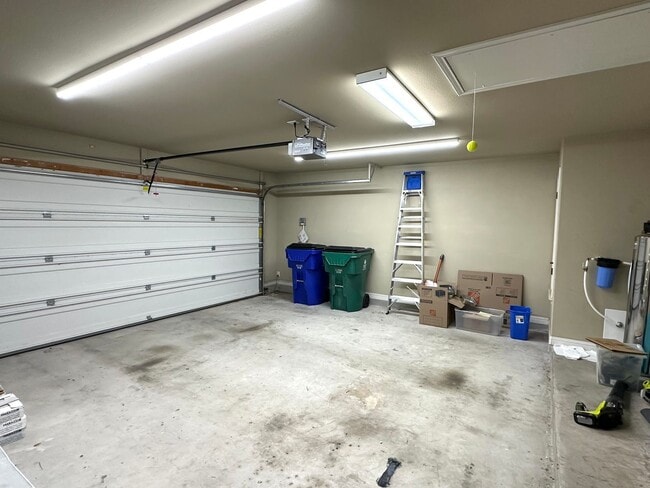 Building Photo - Single Story, 3 Bedroom, 2 Bathroom Home f...