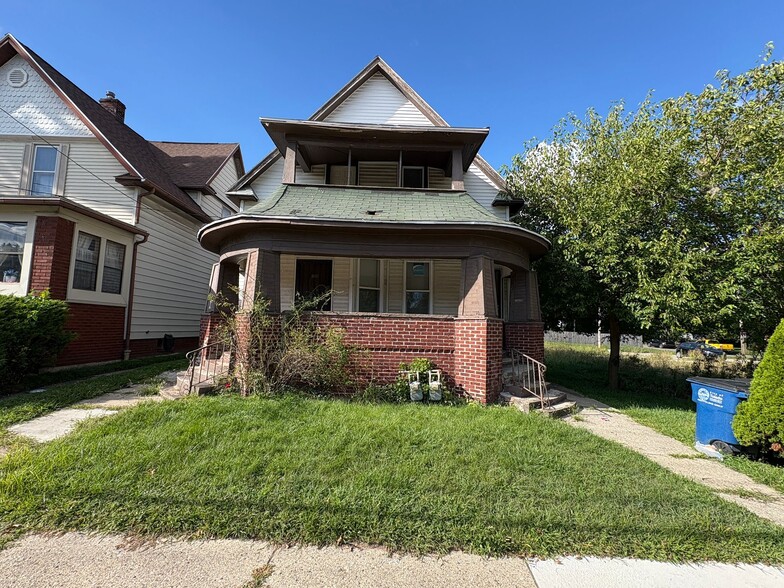 Primary Photo - 1566 Western Ave